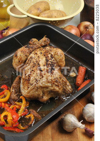 roasted delicious chicken with fresh vegetable 8225038