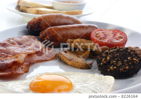 traditional irish breakfast on a large plate traditional irish breakfast on a large plate 8226164