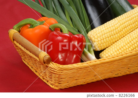 sweet corn and fresh pepper in a basket 8226166