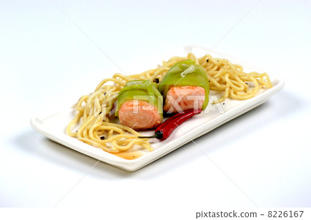 grilled salmon in organic leek and spaghetti 8226167