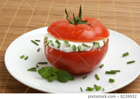 organic tomato with lowfat cottage cheese and dill 8226932