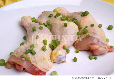 raw organic chicken drumstick with spring onion 8227597