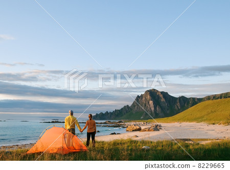 couple camping couple camping 8229665