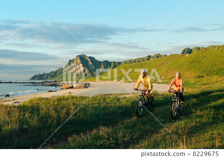 couple cycling couple cycling 8229675