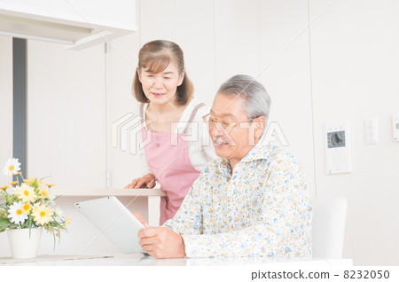 Senior couple (tablet) 8232050