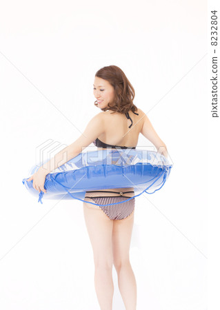 一個女人穿著泳衣與浮環 8232804