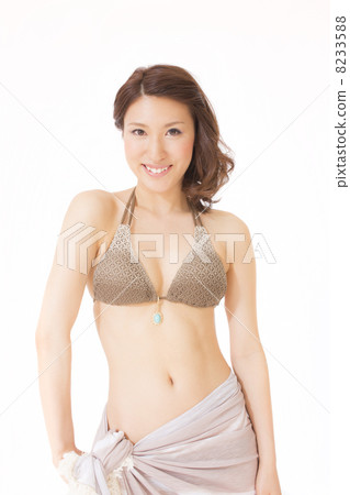 採取姿勢的比基尼泳裝的一個少婦 8233588