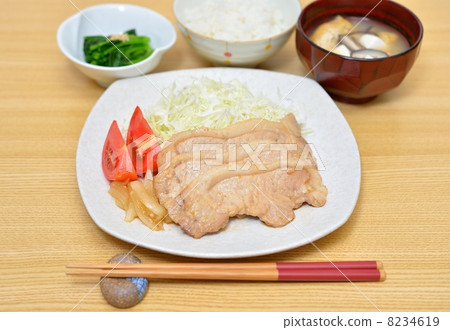 小心味噌湯配味噌湯（油炸豆腐，香菇），主菜（豬姜烤，洋蔥炒），配菜（捲心菜切絲+番茄沙拉），配菜（菠菜蜂蜜）我用三種思維方式把它作為一道菜。 8234619