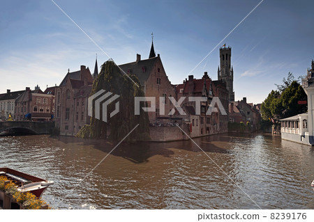 River channel and buildings in Bruges 8239176