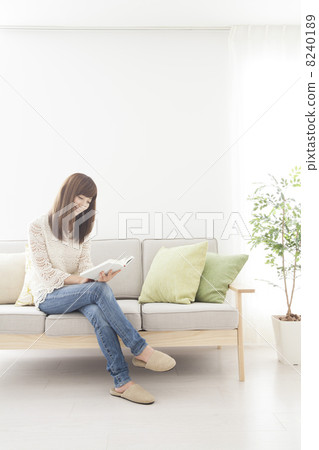 讀一本書的婦女在屋子裡 讀一本書的婦女在屋子裡 8240189