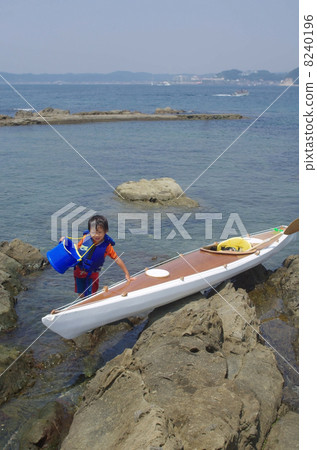 手工製作的海上皮划艇與兒童戴窺視眼鏡 8240196