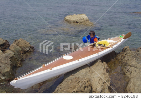 Hand-made sea kayaking with children with peep glasses 8240198