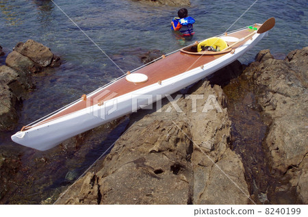 Handmade sea kayaking with children observing underwater with eyeglasses Handmade sea kayaking with children observing underwater with eyeglasses 8240199