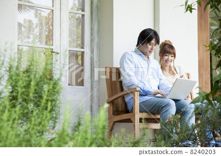 一對夫婦在露台上放鬆身心 一對夫婦在露台上放鬆身心 8240203