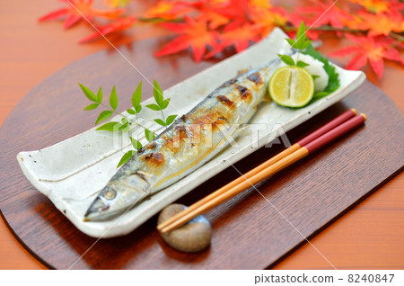 Attention) Autumn leaves (Momiji) is an imitation (imitation item). Grilled saury with salt. 8240847