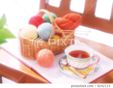 在椅子上的羊毛球 在椅子上的羊毛球 8242115