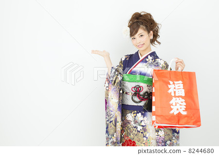 Woman in long-sleeved kimono 8244680