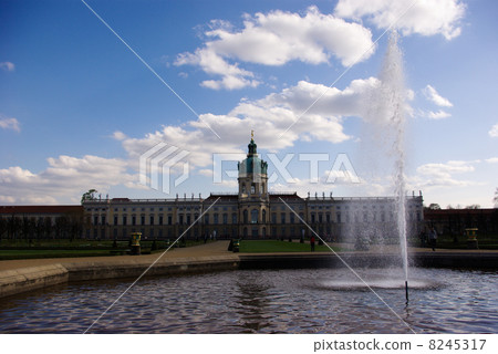Berlin, Charlottenburg palace and fountain 8245317