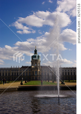 Berlin, Charlottenburg palace and fountain 8245318