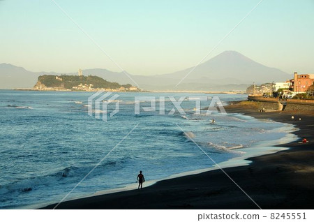 初秋的湘南海岸,江之島和富士山 初秋的湘南海岸,江之島和富士山 8245551