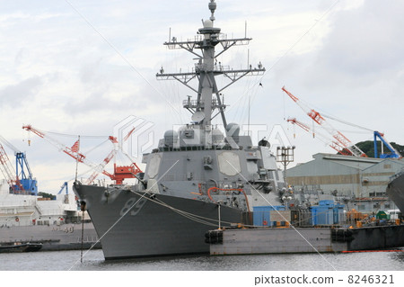 美國海軍導彈驅逐艦進入港口 美國海軍導彈驅逐艦進入港口 8246321