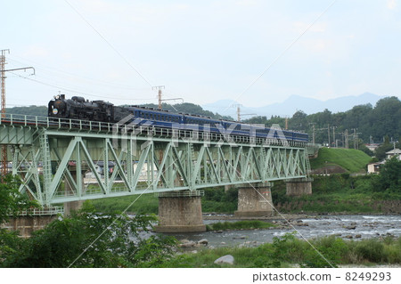 C61蒸汽機車穿過鐵橋 C61蒸汽機車穿過鐵橋 8249293