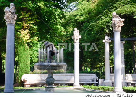 Fountain in Aranjuez 8271126
