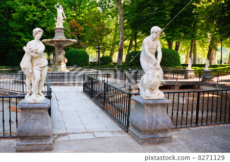 Park in Aranjuez 8271129