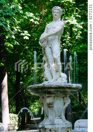 Fountain in Aranjuez 8271131