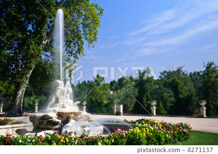 Fountain in Aranjuez Fountain in Aranjuez 8271137
