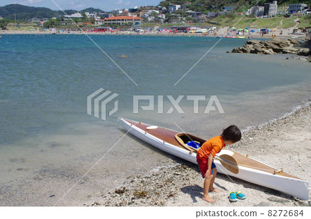 Chiekagasaki海岸和自製海上皮划艇和兒童 Chiekagasaki海岸和自製海上皮划艇和兒童 8272684