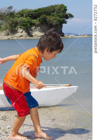 Hand-made sea kayaking with children who swim in the Oshimagasaki coast 8272752