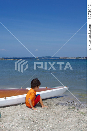 手工製作的海上皮划艇與在大島崎海岸游泳的孩子們 8273042