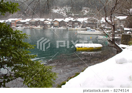 在Ine“重要的傳統建築的保護區”的Funaya的雪景 8274514