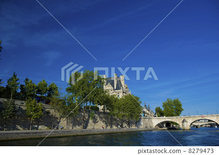 Paris · Tuileries Palace and Royale Bridge 8279473