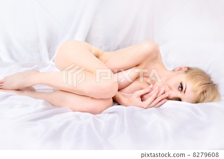 Beautiful naked woman lying on the bed, 8279608