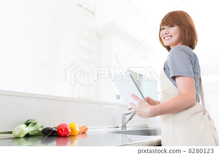 烹調的婦女,當觀看片劑時 烹調的婦女,當觀看片劑時 8280123