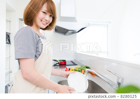 一個女人洗碗 一個女人洗碗 8280125