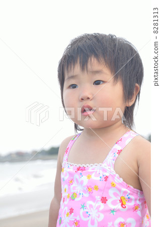 女孩在海裡玩 8281313