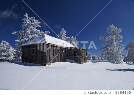 Mountain mountain house 8284190