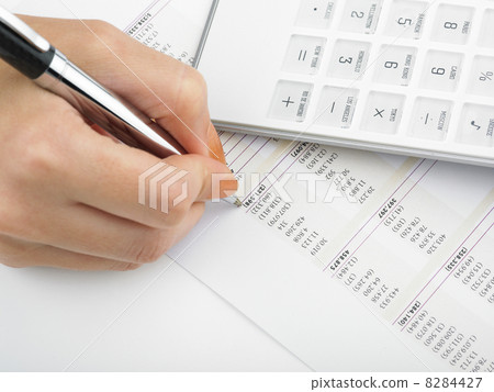 Financial data analyzing 8284427