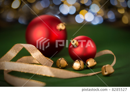 Red Christmas baubles & gold jingle bell 8285527