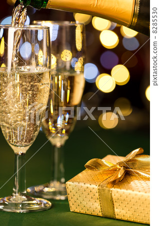Glasses of champagne and present special occasion Glasses of champagne and present special occasion 8285530