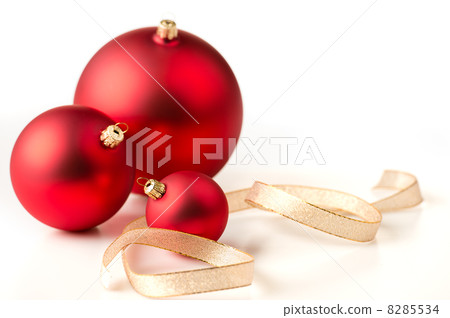 Red Christmas baubles & gold ribbons 8285534