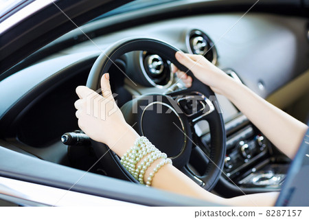 Woman in car 8287157