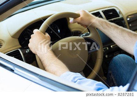 Man driving a car 8287281