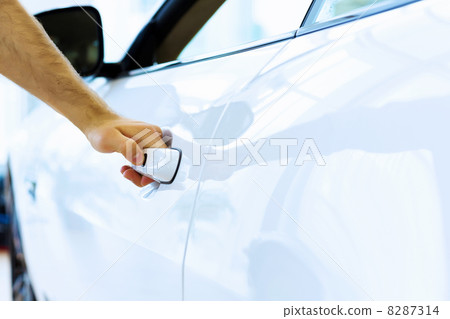 Man opening car 8287314