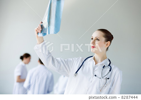 Young female doctor 8287444