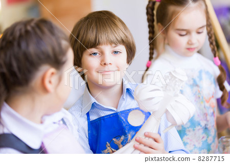 Children drawing and painting 8287715