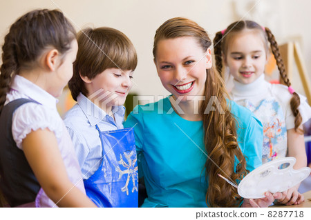 Children drawing and painting 8287718
